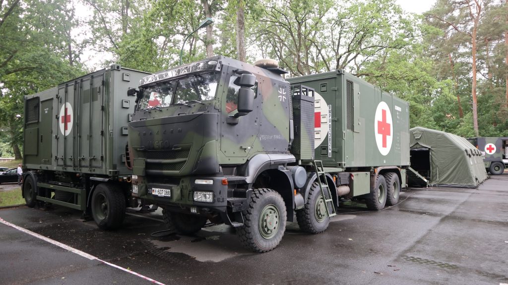 Vor dem Veranstaltungsgebäude wurde Gerät der Sanitäter gezeigt.