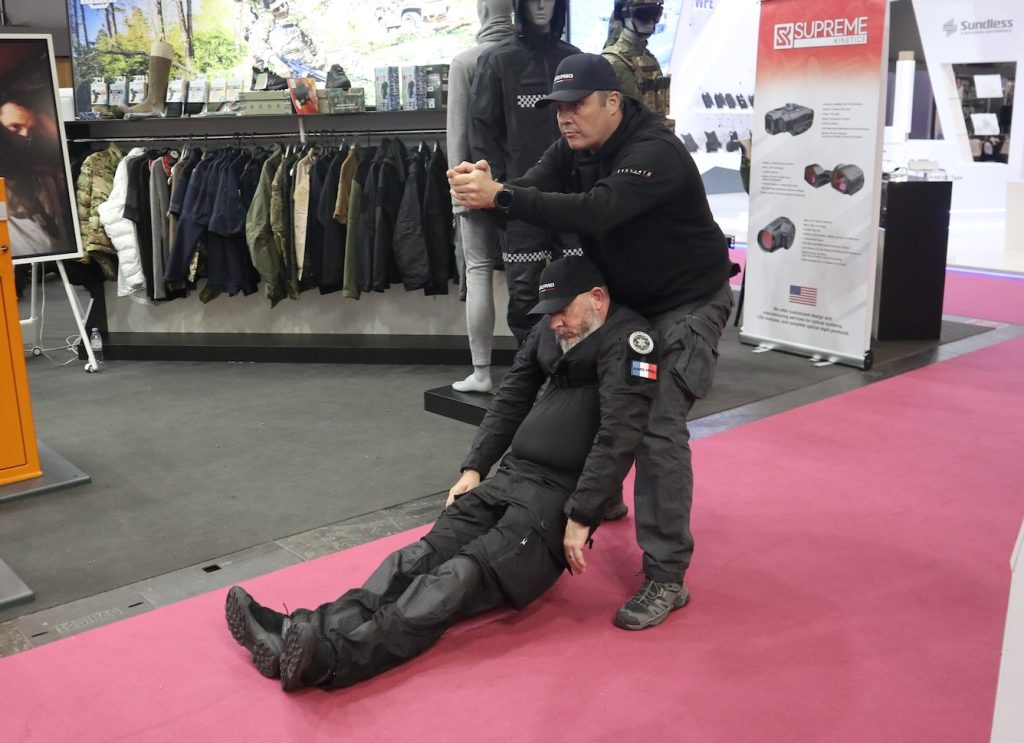 Tactical Rescue The RO Stealth System rescue harness allows the rescuer to keep both hands free.