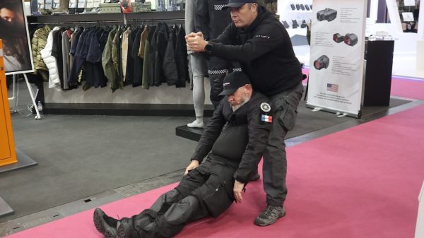 Tactical Rescue The RO Stealth System rescue harness allows the rescuer to keep both hands free.