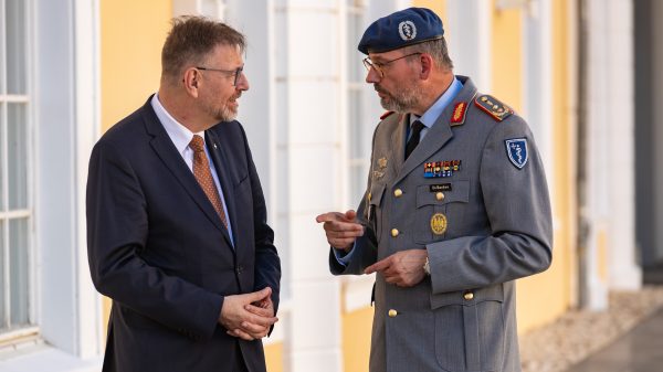 GStA Dr. Johannes Backus (r.) im Gespräch mit GA a. D. Dr. Andreas Hölscher