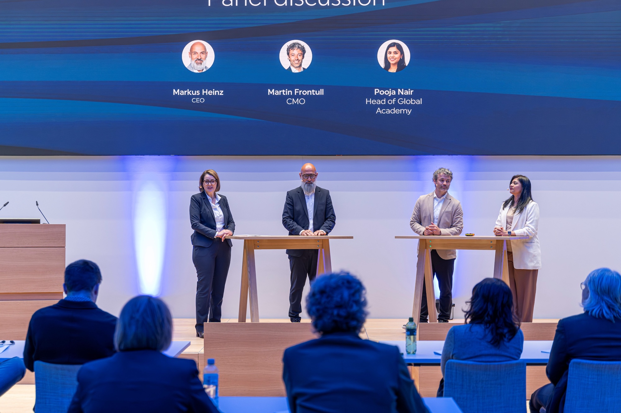 Weiterbildung im Rahmen des ersten Ivoclar Media Connect (v.l.n.r.): Martina Jakob (Director Marketing Communications), Markus Heinz (CEO), Martin Frontull (CMO), Pooja Nair (Head of Global Academy).