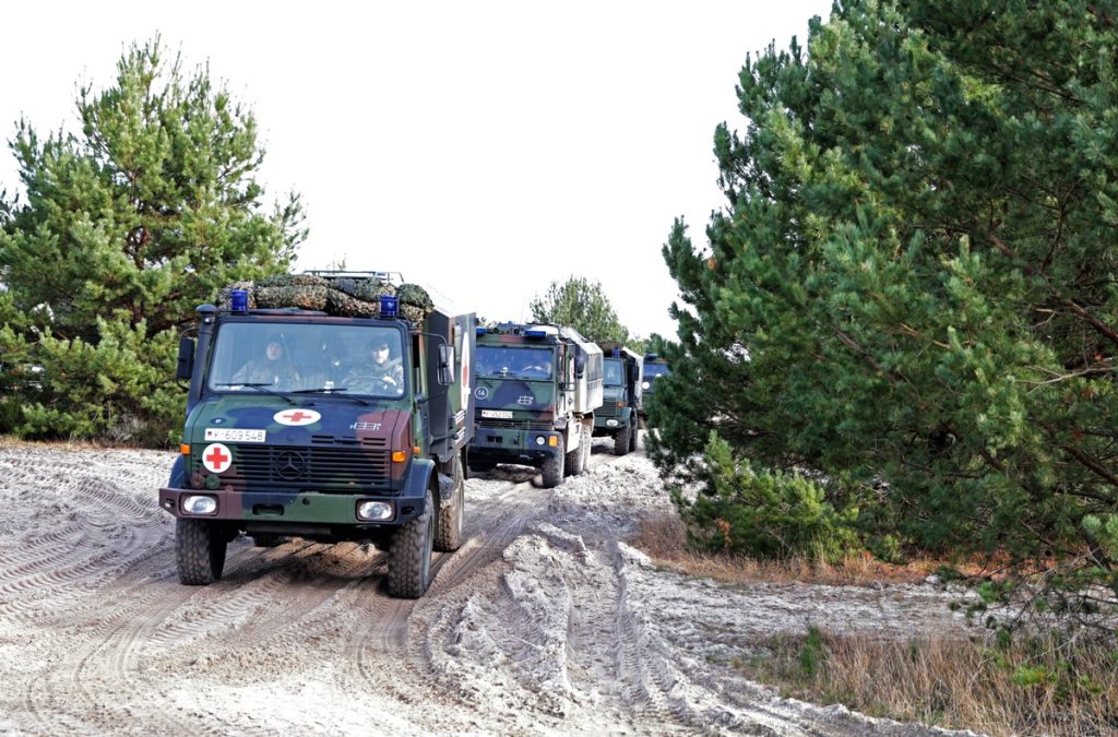 MEDIC GUARDIAN 2026 – Militärkonvoi in Deutschland: Eine Kolonne von Sanitätsfahrzeugen fährt im Gelände.