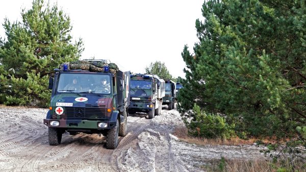 MEDIC GUARDIAN 2026 – Militärkonvoi in Deutschland: Eine Kolonne von Sanitätsfahrzeugen fährt im Gelände.