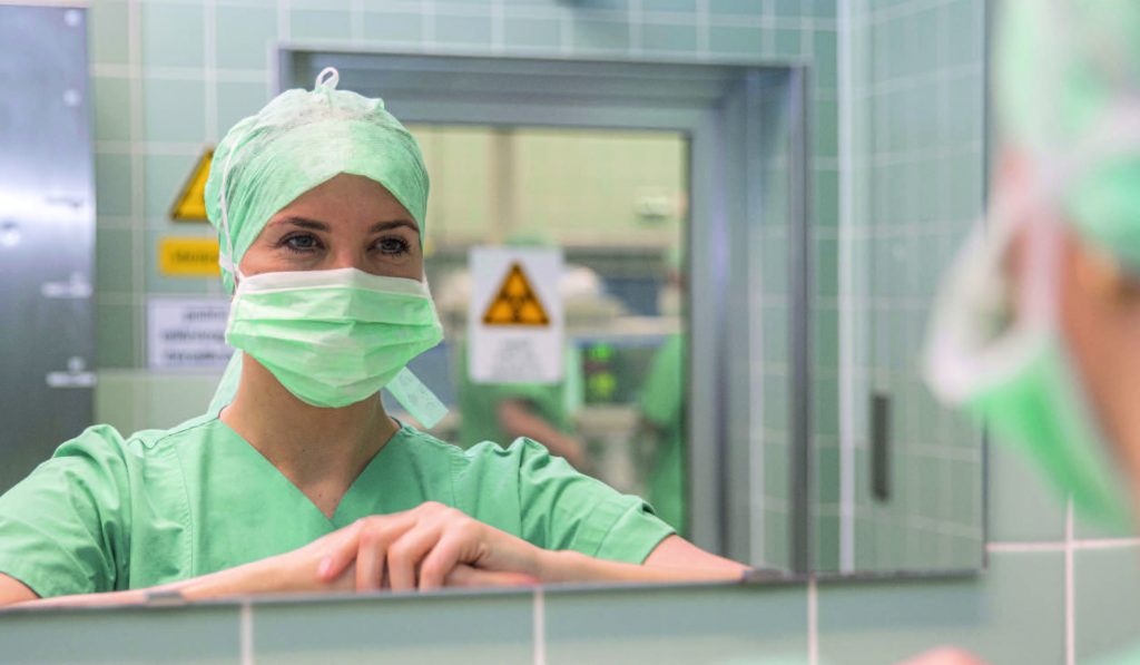 In der Chirurgie: Mentale Vorspannung auf den Eingriff beim chirurgischen Händewaschen