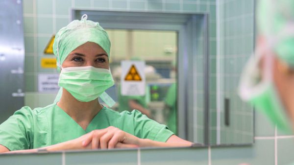 In der Chirurgie: Mentale Vorspannung auf den Eingriff beim chirurgischen Händewaschen