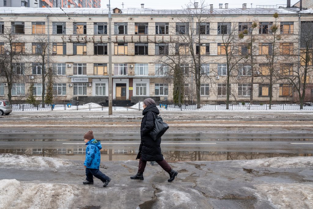 Winter is taking a heavy toll on the people of Ukraine. In their destroyed homes, they are exposed to the cold without any protection.