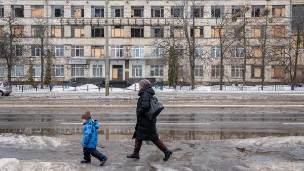 Winter is taking a heavy toll on the people of Ukraine. In their destroyed homes, they are exposed to the cold without any protection.