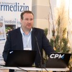 Der Geschäftsführer der CPM Verlag GmbH, Tobias Ehlke, begrüßte die Teilnehmer und erläuterte die Portfolio-Veränderung. Trotz des begrenzten Kapazitätsrahmens im Defence-Sektor werde das 25. Jubiläum des Forum Zahnmedizin als Erfolg gesehen.
