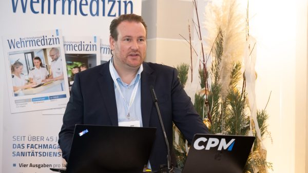 Der Geschäftsführer der CPM Verlag GmbH, Tobias Ehlke, begrüßte die Teilnehmer und erläuterte die Portfolio-Veränderung. Trotz des begrenzten Kapazitätsrahmens im Defence-Sektor werde das 25. Jubiläum des Forum Zahnmedizin als Erfolg gesehen.