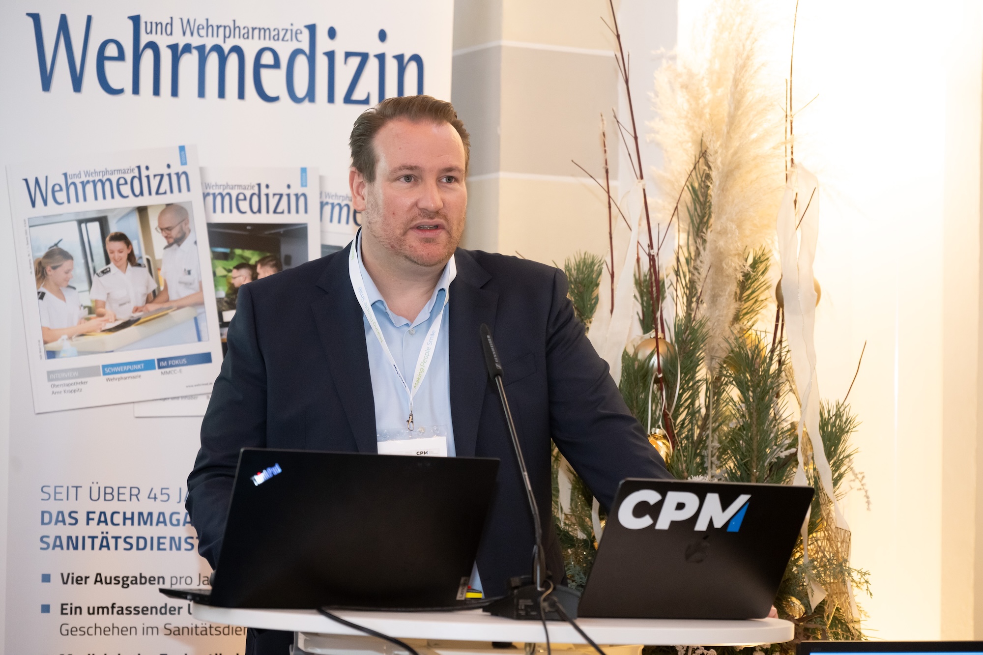 Der Geschäftsführer der CPM Verlag GmbH, Tobias Ehlke, begrüßte die Teilnehmer und erläuterte die Portfolio-Veränderung. Trotz des begrenzten Kapazitätsrahmens im Defence-Sektor werde das 25. Jubiläum des Forum Zahnmedizin als Erfolg gesehen.