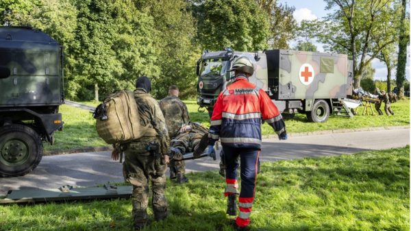 Gesamtverteidigung: Zivil-militärische-Zusammenarbeit; Übung der Bundeswehr mit den Maltesern. 