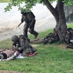 Verwundetenversorgung:Notfallmäßige Sichtung und Erstversorgung Verwundeter am Verwundeten-Sammelpunkt während der ILÜ 2025