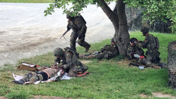Verwundetenversorgung:Notfallmäßige Sichtung und Erstversorgung Verwundeter am Verwundeten-Sammelpunkt während der ILÜ 2025