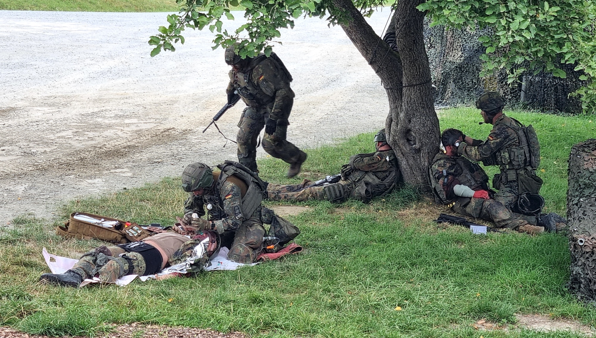 Verwundetenversorgung:Notfallmäßige Sichtung und Erstversorgung Verwundeter am Verwundeten-Sammelpunkt während der ILÜ 2025