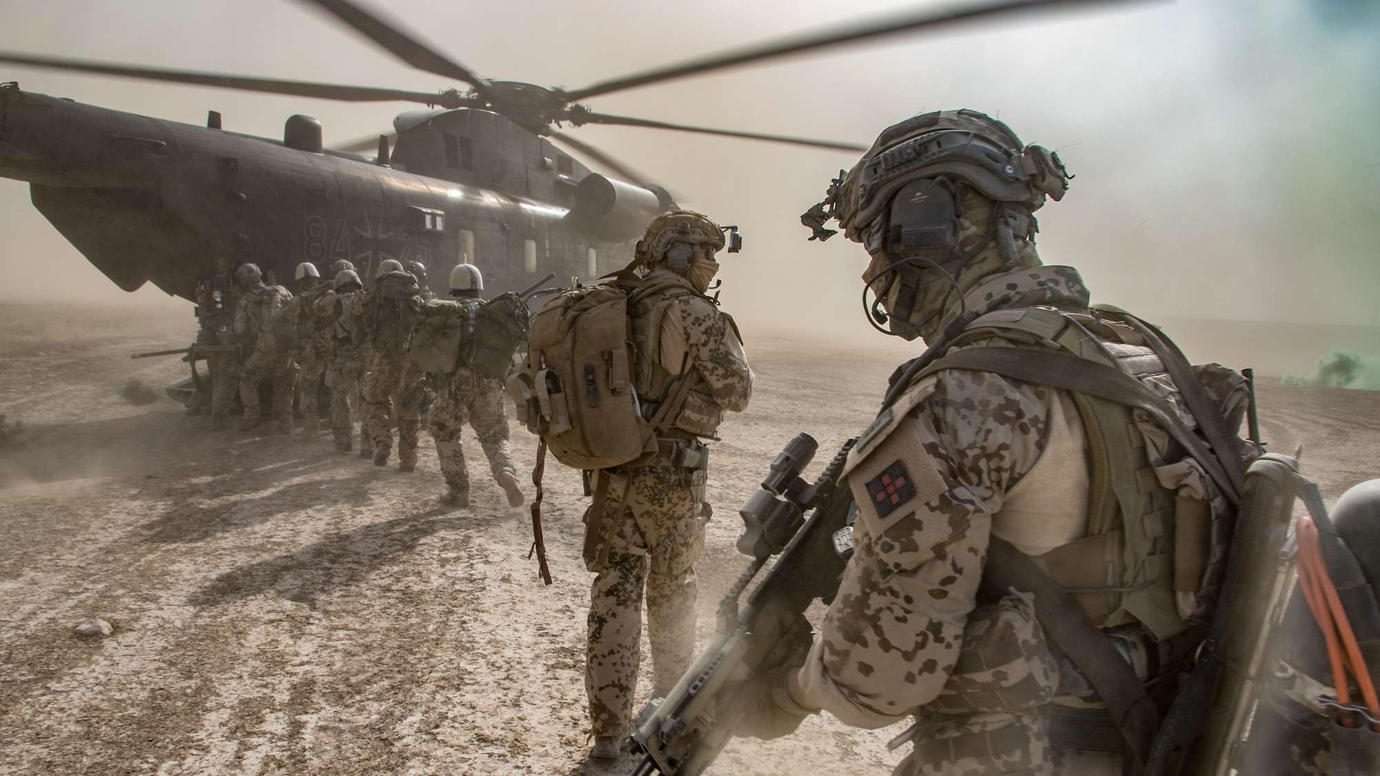 In Masar-i Scharif: Soldaten steigen in einen Transporthubschrauber CH-53. 160.000-mal waren Bundeswehrangehörige in Afghanistan im Einsatz. Bundeswehr/Lisa Walter