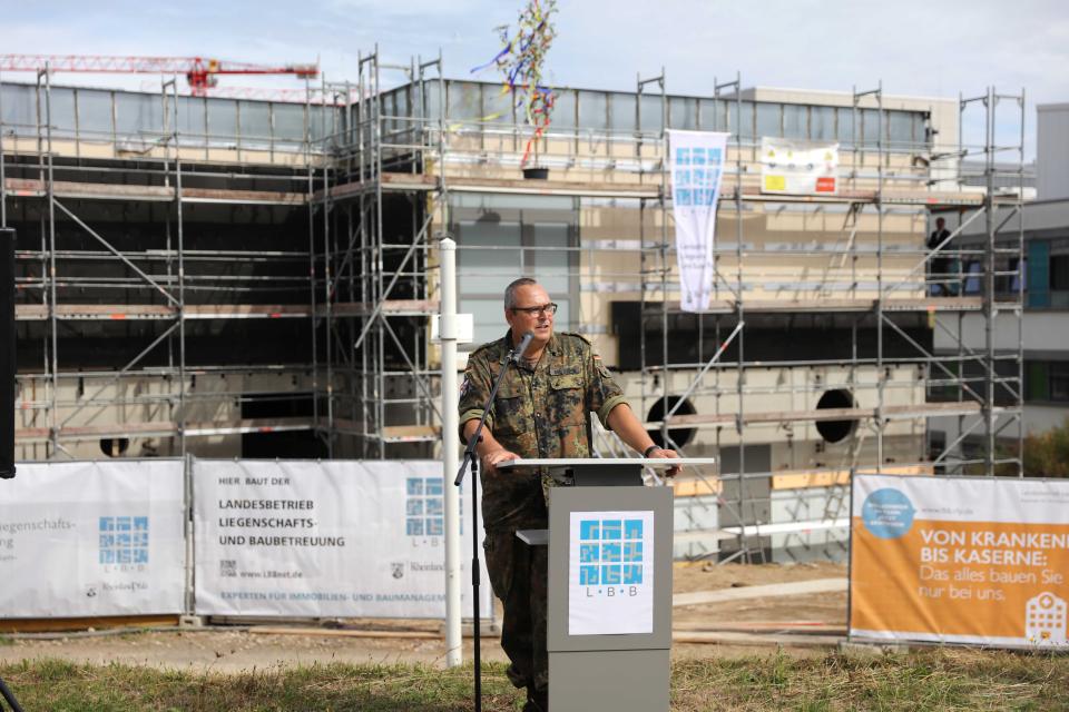 Generalarzt Dr. Jens Diehm vor dem dreistöckigen Rohbau, in dessen zweiten...