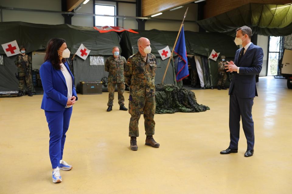 Abgeordnete Gitta Connemann (l.), Oberstarzt Dr. Jens-Peter Evers (m.) und...