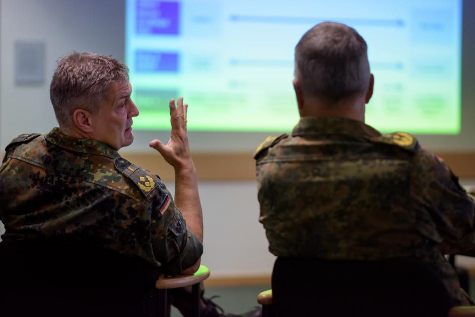 Generalstabsarzt Dr. Norbert Weller (links) im Gespräch mit dem Inspekteur des...