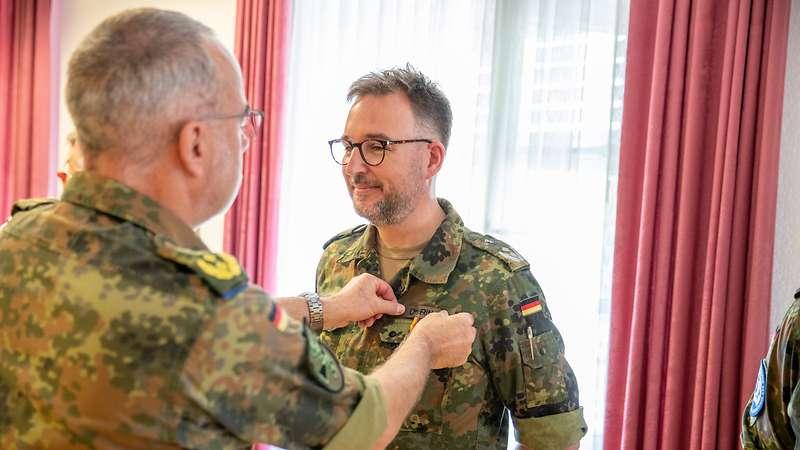 Generaloberstabsarzt Dr. Baumgärtner verleiht Oberfeldarzt Dr. Dennis Ritter...