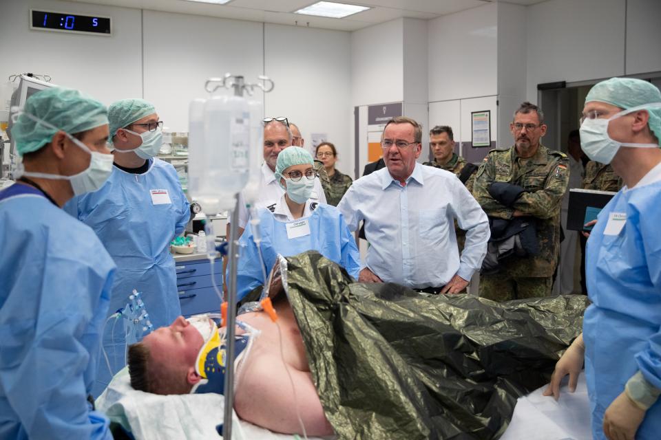 Bundesminister der Verteidigung Herr Boris Pistorius beim Truppenbesuch des...
