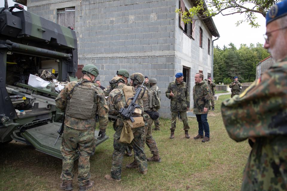Verteidigungsminister beim Sanitätsregiment 3 in Dornstadt