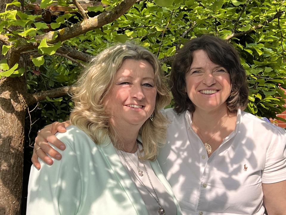 links Ulrike Birkoben, rechts. Dr. Jolanta Broistedt