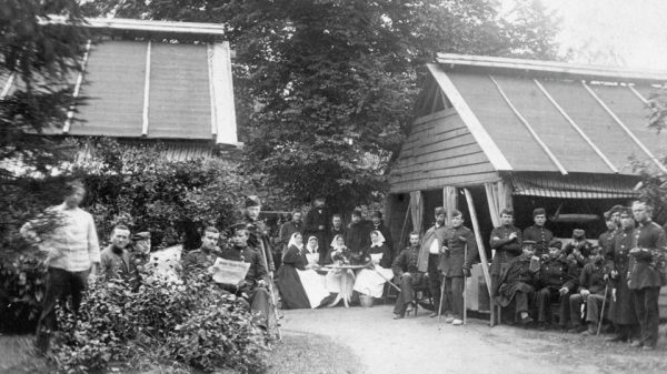Eisenbahntransport. Beladen eines Lazarettzuges während einer Übung Quelle: Bundeswehr/PIZ SanDst