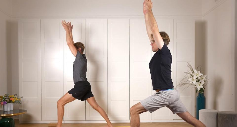 Grundzüge des traumafokussierten Yogas werden in speziellen unterstützenden...