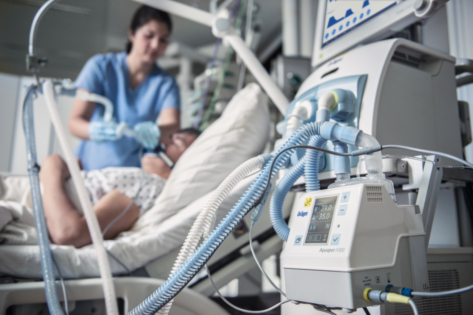 Sorgt zwischen Beatmungsgerät und Patient für erwärmtes und befeuchtetes...
