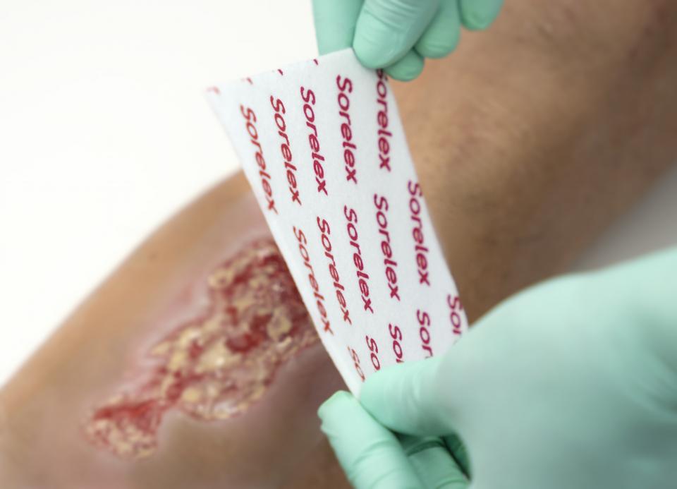 Adhäsive Wundauflage mit Hyaluronsäure & Octenidin