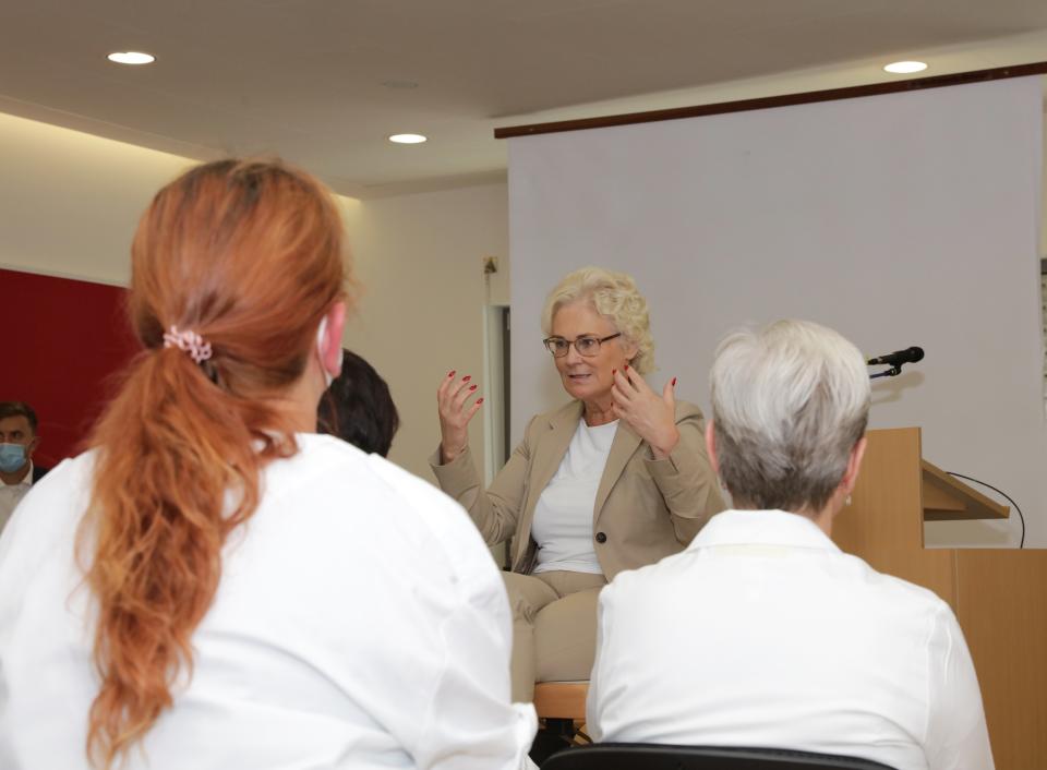 Ministerin Christine Lambrecht nutzt den Besuch im Bundeswehrkrankenhaus für...
