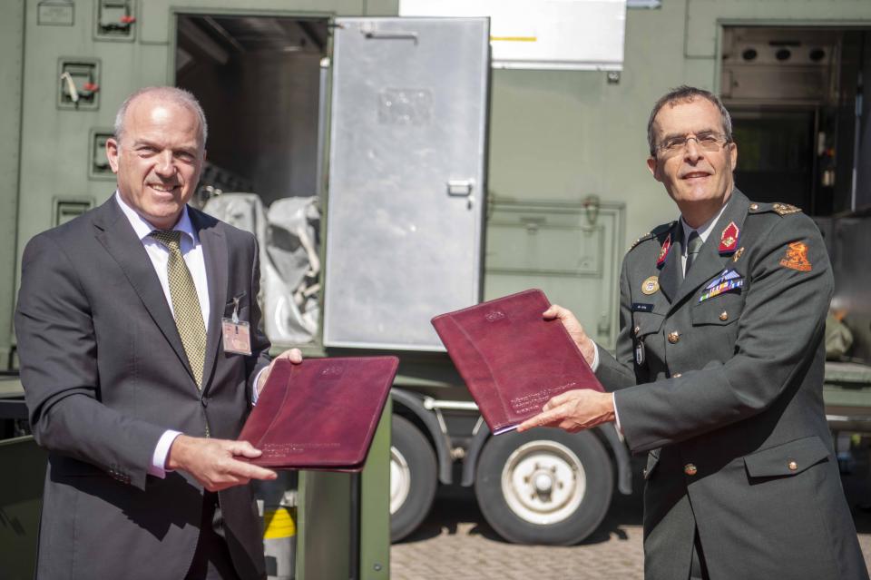Vertragsunterzeichnung in Niederlande durch Major General Ivo de Jong und...
