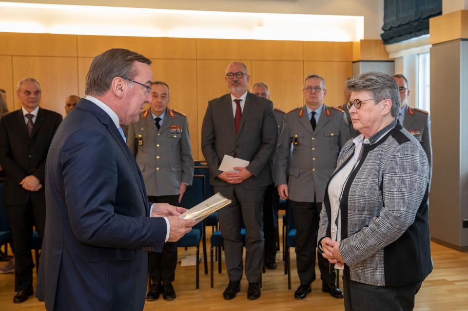 Aus den Händen von Bundesverteidigungsminister Boris Pistorius erhielt Annette...
