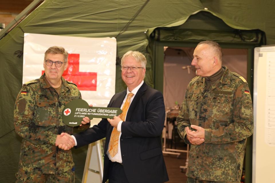 Der Abteilungsleiter Land-Unterstützung im BAAINBw, Jan Gesau (Mitte),...