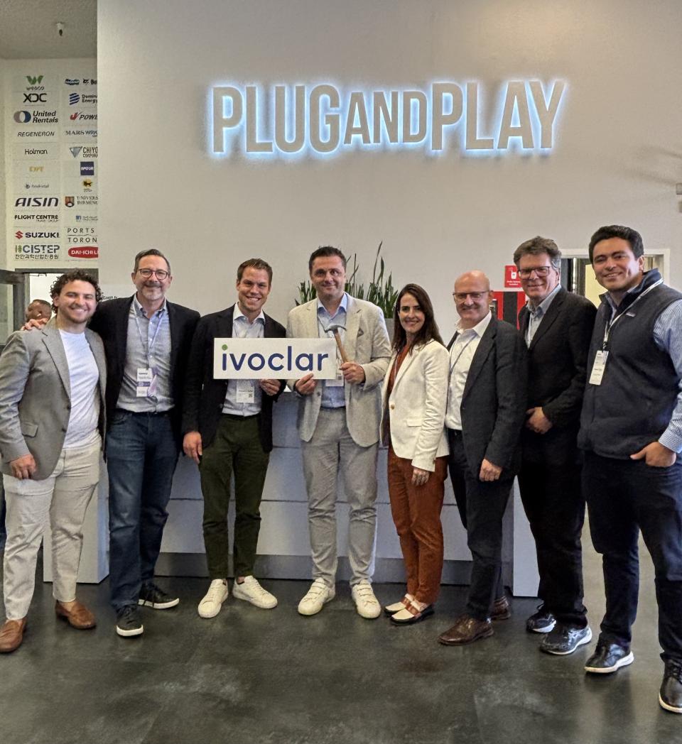 Vertreterinnen von Plug and Play und Ivoclar anlässlich des Plug and Play...