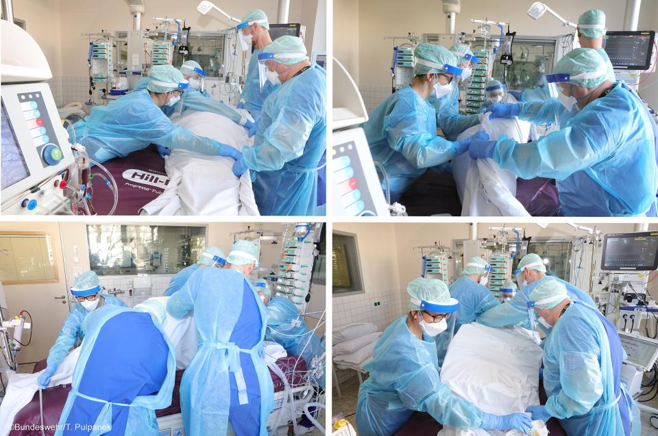 Abb. 1: Demonstration der Umlagerung eines Patienten von Rücken- in Bauchlage