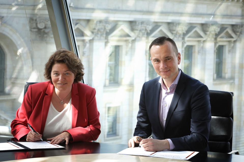 MdB Kerstin Vieregge und MdB Johannes Arlt bei der Unterzeichnung der...