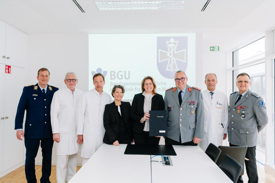 v.l.n.r.: Oberstarzt Prof. Dr. Robert Schwab, Ärztlicher Direktor Prof. Dr....