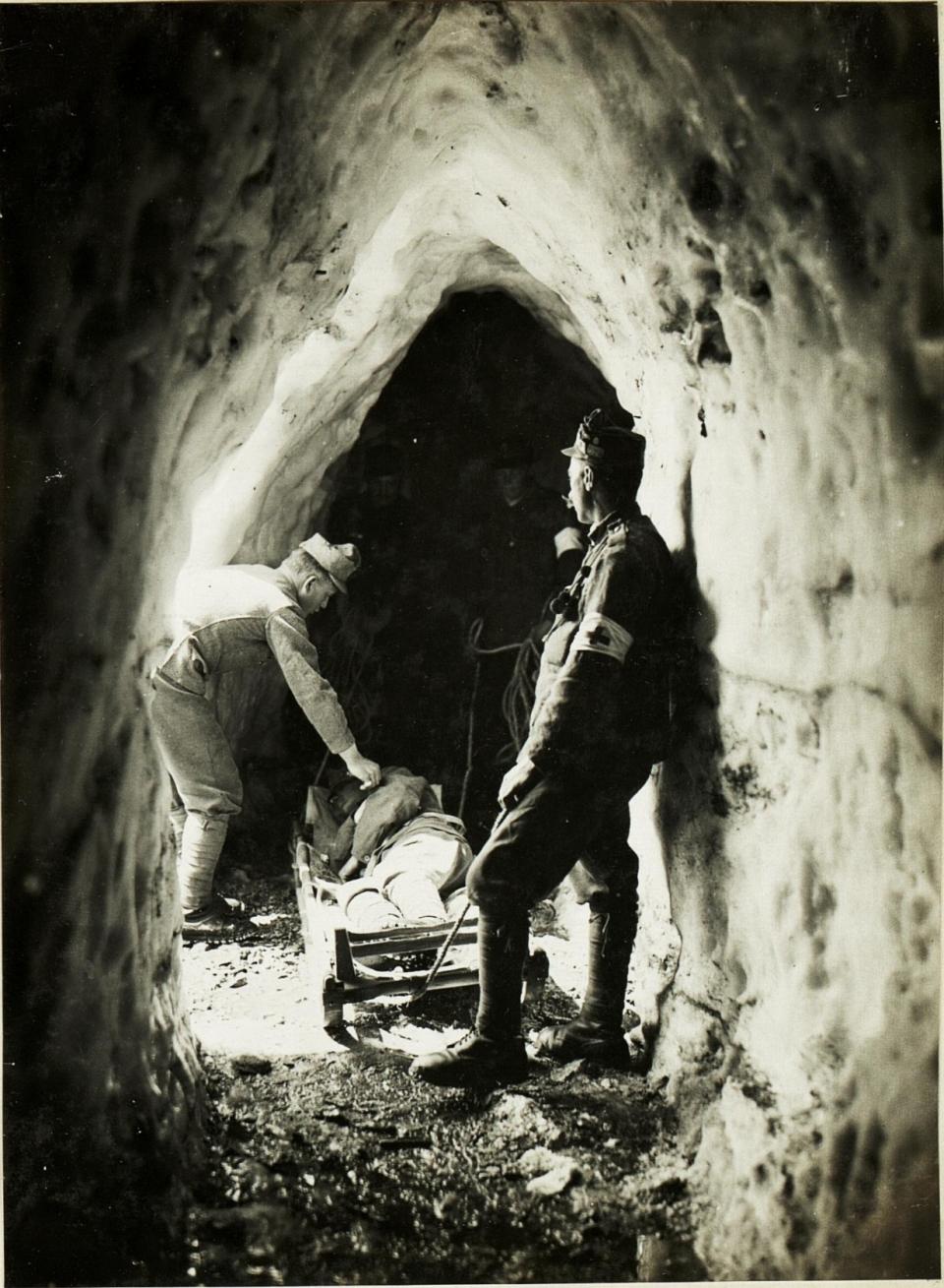 Rettungsschlitten Hülgerth im Schneetunnel auf der Rattendorfer Alpe