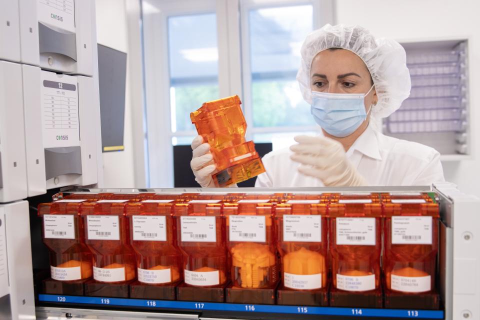 Bestückung des Unit-Dose-Automaten mit Tabletten-Bulkware-Containern