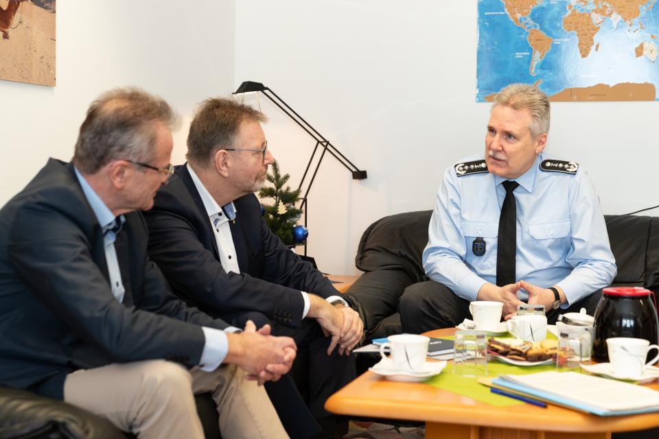 Oberstapotheker Arne Krappitz, im Gespräch mit Generalarzt a. D. Dr. Andreas...