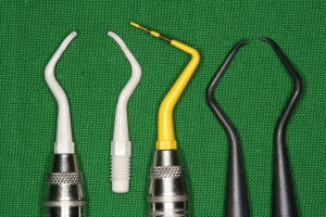 Abb. 11: Nichtchirurgische Implantattherapie.
Abb. 11 a: Nichtchirurgische Implantattherapie – handinstrumente.