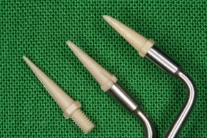 Abb. 11: Nichtchirurgische Implantattherapie.
Abb. 11 b: Nichtchirurgische Implantattherapie – Ansätze für SONICflex 2003L: 38/10,48 gebogen, 41/07,48 gerade; links neuer einmalansatz.