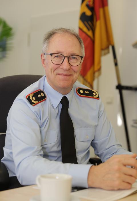 Generalarzt Prof. Dr. Becker, Kommandeur und Ärztlicher Direktor des...