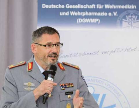 Generalarzt Dr. Backus während seines Vortrages