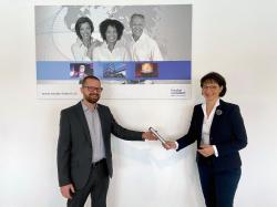 Symbolisch übergibt Anette Hofmann den Staffelstab an Timo Blass.